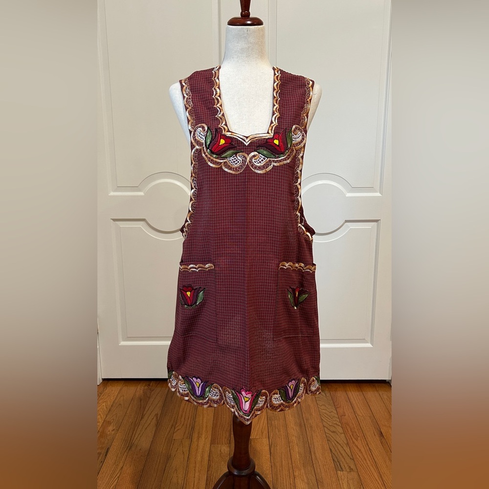 One of a Kind Traditional Oaxaca Apron  with pockets and flower Embroidery. M/L